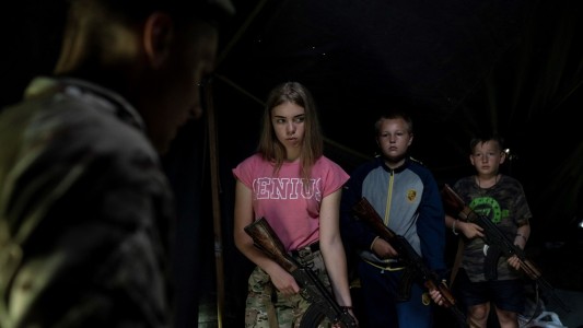 El campamento de Ucrania donde entrenan chicos de hasta ocho años para matar rusos