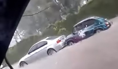 Súper Fitito: rescató a un BMW que había quedado atrapado por el temporal