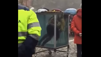 Fuerte video: un ilusionista casi muere en medio de un truco de escapismo fallido