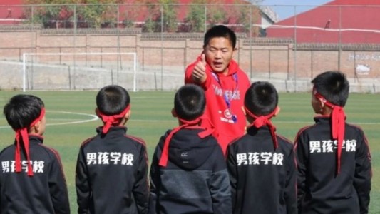 Los polémicos entrenamientos militares para "convertir a los niños en hombres" en China