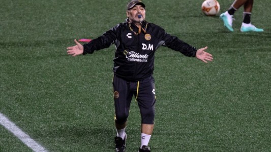 Otra gambeta de Maradona: "A Messi lo adoro"