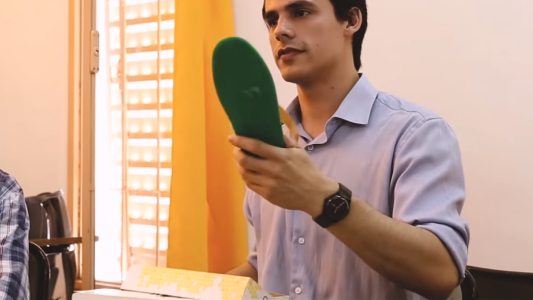 Un ingeniero de 25 años creó una plantilla para prevenir amputaciones en personas con diabetes