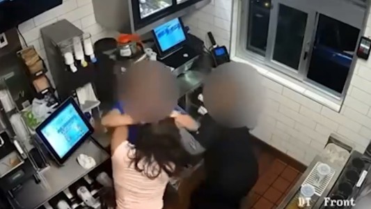 Video: le dieron poco kétchup y golpeó a los empleados del restaurante
