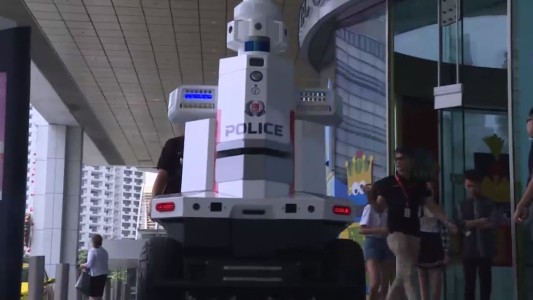 "Robocop" patrulla en Singapur