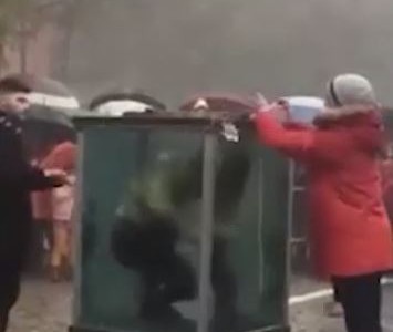 Casi se ahoga cuando realizaba un truco bajo el agua