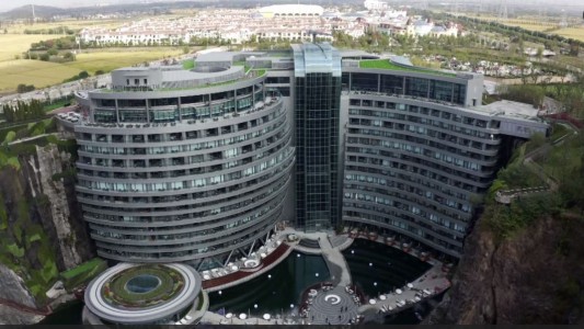 El increíble hotel que se construyó en un pozo