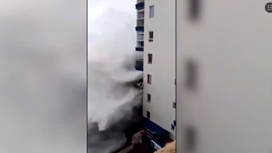 Impactantes imágenes: el mar destroza un balcón