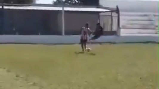 A una brutal patada en el partido de reserva le siguió una batalla campal en Primera