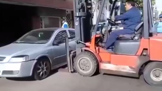 Tucumán : Usan montacargas para remolcar autos mal estacionados