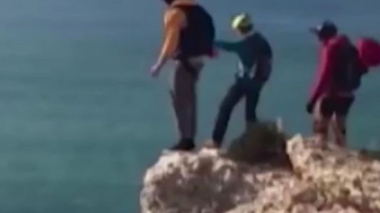 Video escalofriante: el momento en que se lanza al vacío desde 100 metros y no se le abre el paracaídas