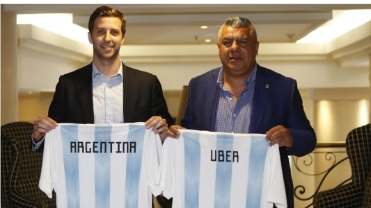 La AFA firmó un acuerdo con Uber: repudio de taxistas