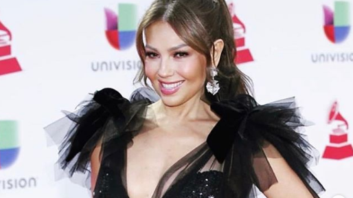 Video: a Thalía le falló la música en pleno concierto, cantó a capela y llovieron las críticas en las redes