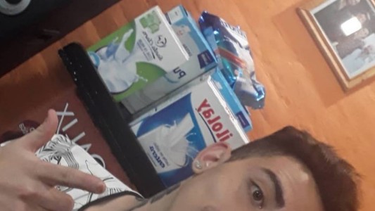 El peluquero solidario que cobra con cajas de leche para ayudar a los que menos tienen