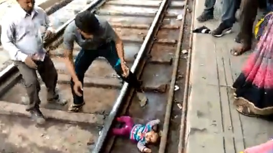 Video: bebé cayó a las vías, el tren le pasó por encima y la sacaron ilesa