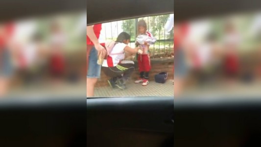 Video: le pegan bengalas en el cuerpo a una nena para entrar al Monumental