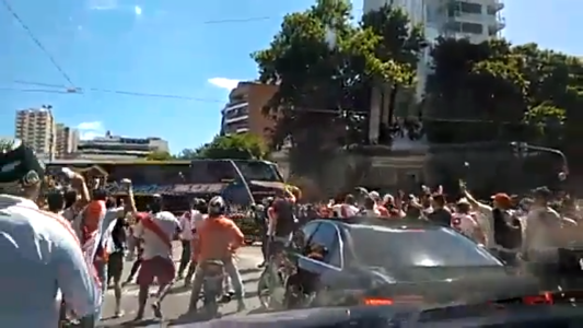 Apareció un nuevo video de la agresión al micro de Boca