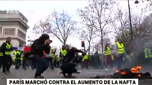 Miles de franceses se enfrentaron con la Policía por el aumento de la nafta