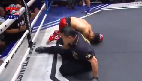 Sacado: un luchador noqueó a su oponente y al árbitro al mismo tiempo