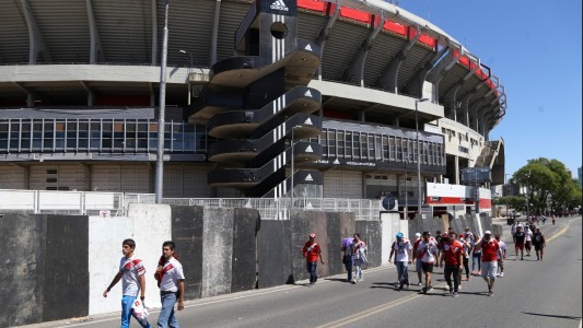Allanan el Monumental por las entradas en manos de la barra de River