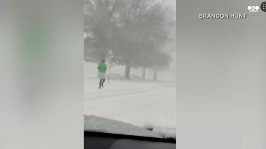La nieve no lo detuvo. El runner decidió salir a entrenar en medio de la tormenta