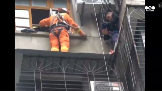 Video no apto para impresionables: dramático rescate de un nene en un balcón