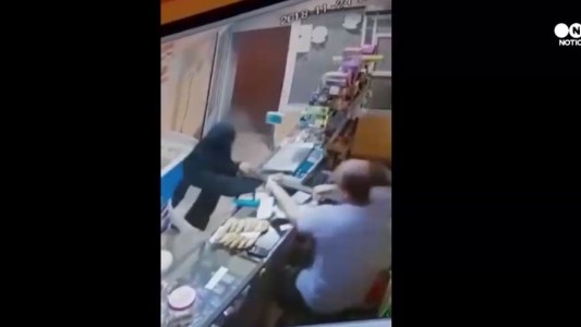 Impresionante video: Kioskero evita un robo y le saca la escopeta al ladrón