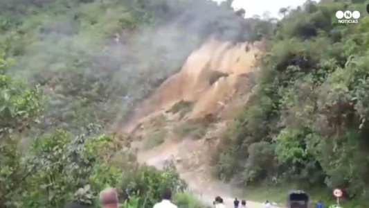 Video del momento en el que toneladas de tierra bloquean un camino
