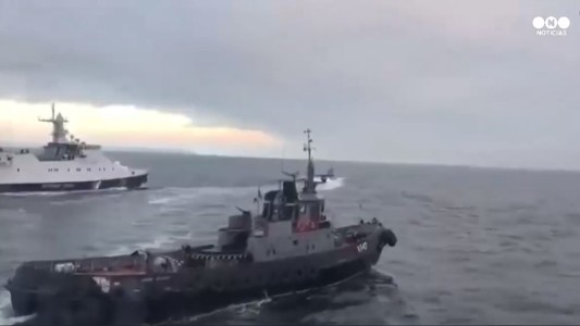 Rusia choca un barco ucraniano y desata un conflicto internacional. Mirá el video que generó la disputa