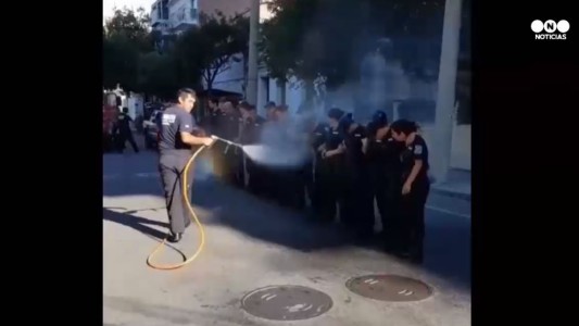 Bautismo de "agua" para los nuevos de bomberos de Rosario