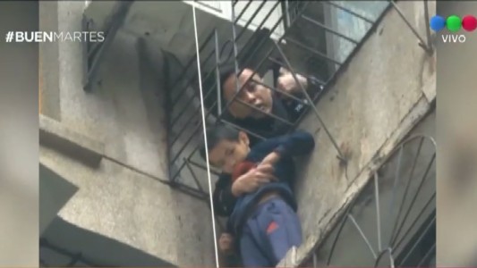 Rescatan a nene que estuvo a punto de caer de un 5° piso