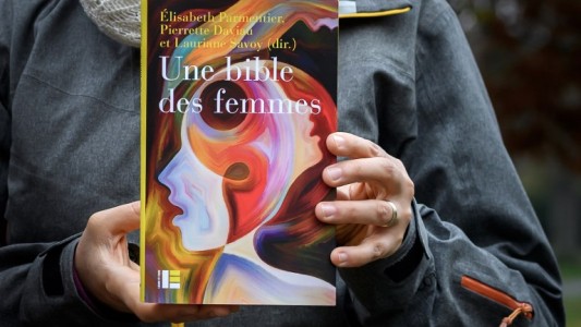 Contra "lecturas patriarcales", lanzan una "Biblia de las Mujeres"