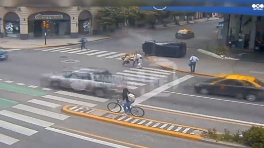 Video: así fue el impresionante choque y vuelco de una camioneta
