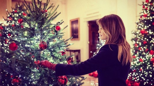 Melania Trump le da su toque navideño a la Casa Blanca