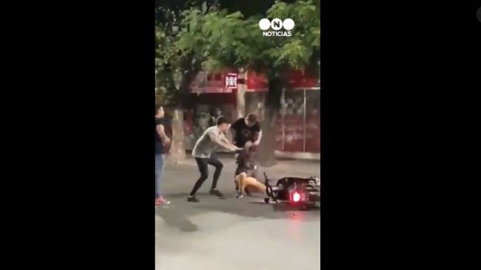 Brutal linchamiento a un supuesto motochorro.