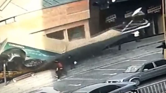 Video: el momento en que un cartel gigante cayó sobre varios peatones