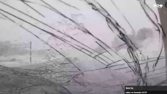 La nieve rompió el parabrisas de un auto en la autopista