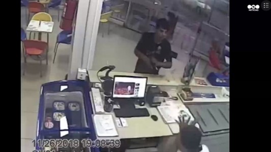 A punta de pistola y en menos de 30 segundos se llevó la recaudación