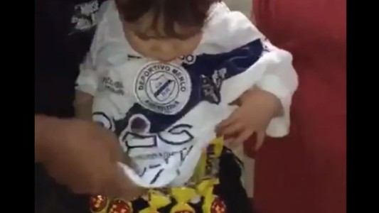 El otro "nene bengala": bebé hincha de Merlo rodeado de chocolates