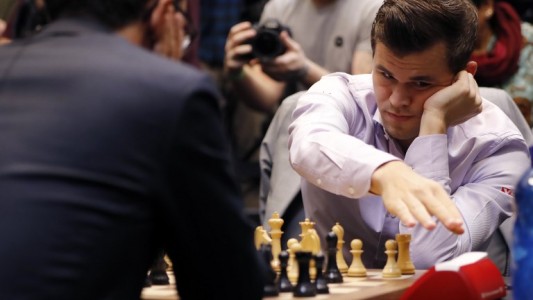 Magnus Carlsen gana el mundial de ajedrez por cuarta vez consecutiva