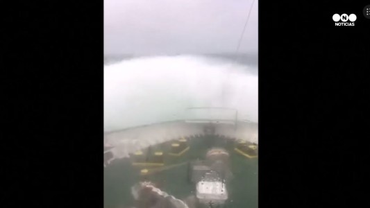Impactantes imágenes de una tormenta en alta mar