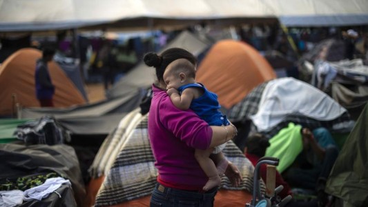 Mujeres de la caravana migrante, en huelga de hambre