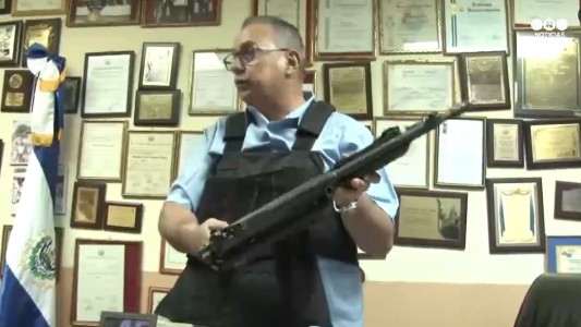 El alcalde que se cansó de la delincuencia y salió a patrullar calles armado