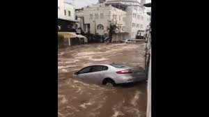 Autos como góndolas a la deriva