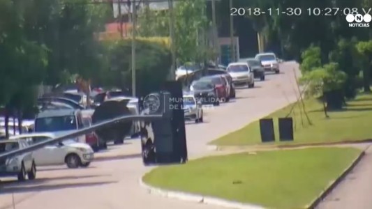 El momento del temblor registrado por una cámara de tránsito