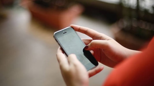 Buscan prohibir que jefes envíen mails o mensajes por WhatsApp fuera del horario laboral