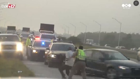 Tremendo accidente: un policía es atropellado en la autopista