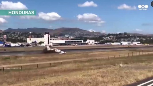 Impactante video: mirá el momento del aterrizaje de emergencia de una avioneta