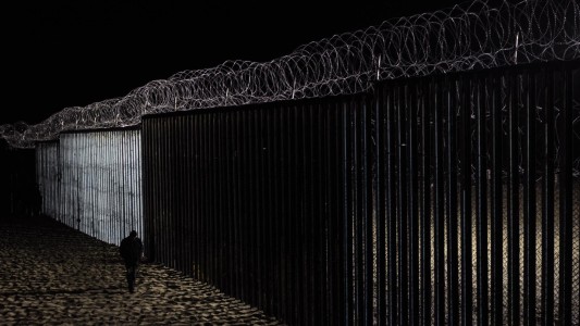 Así cruzan la frontera los migrantes de la caravana