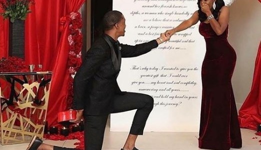 Le propone matrimonio con seis anillos de diamantes para que ella elija el que más le gusta