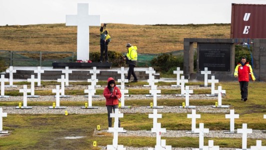 Por primera vez, trasladan desde Malvinas los restos de un soldado